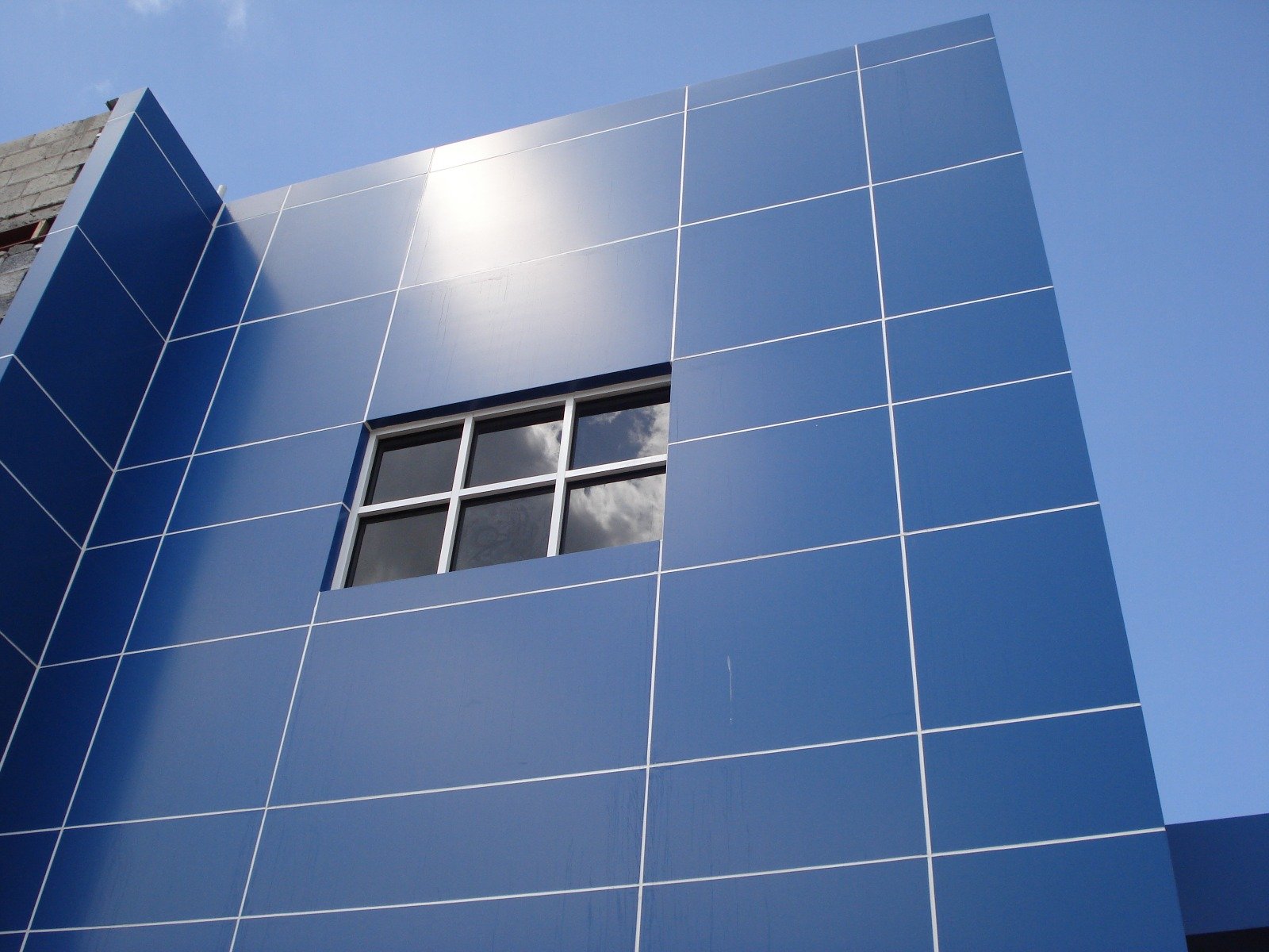 Curved building façade finished in aluminium composite panel