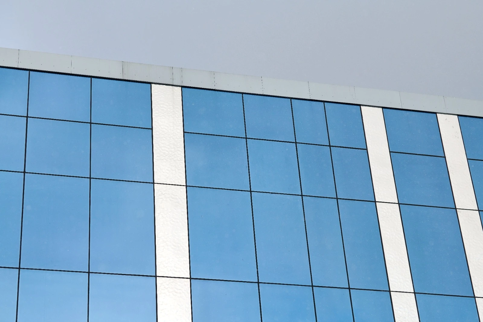 Glass curtain wall installation by Alucowest