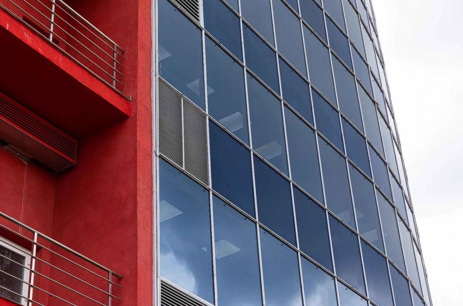 Curved aluminium composite panel tower